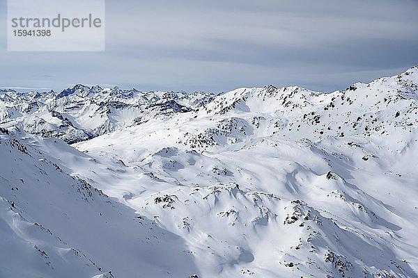 Unberührte schneebedeckte Berge  Wattentaler Lizum  Tuxer Alpen  Tirol  Österreich  Europa