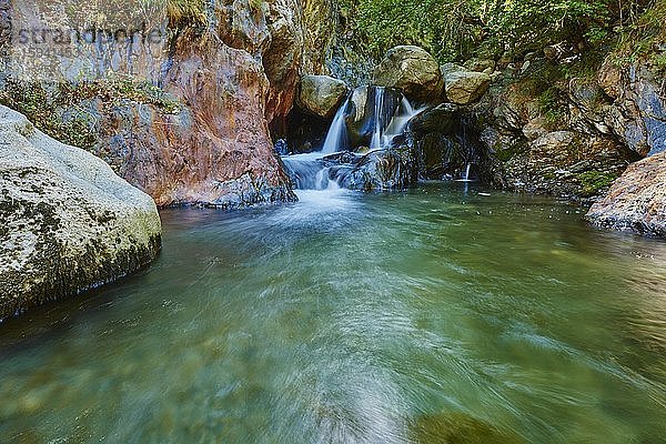 Wasserfall  Riu de Sant Nicolau  Nationalpark Aigüestortes i Estany de Sant Maurici  Pyrenäen  Lleida  Katalonien  Spanien  Europa