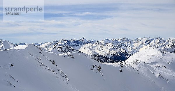 Bergpanorama  unberührte schneebedeckte Berge  Wattentaler Lizum  Tuxer Alpen  Tirol  Österreich  Europa