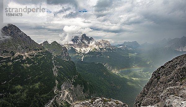 Blick auf Berggipfel Monte Cristallo vom Klettersteig Via Ferrata Vandelli  Sorapiss Umrundung  Dolomiten  Belluno  Italien  Europa