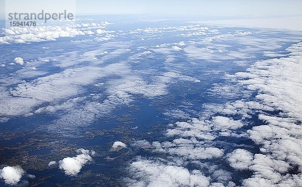 Wolkendecke über finnischer Seenlandschaft aus der Vogelperspektive  Finnland  Europa