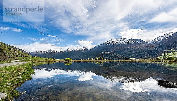 Bergkette spiegelt sich in einem See  Matukituki Tal  Mount Aspiring National Park  Otago  Südinsel