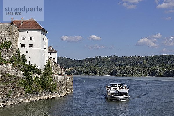 Veste Niederhaus mit Ausflugsboot auf der Donau   Passau  Niederbayern  Bayern  Deutschland  Europa