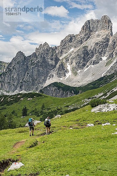 Zwei Wanderer auf markiertem Wanderweg von der Adamekhütte zur Hofpürglhütte  Bergkamm mit Berggipfel Große Bischofsmütze  Salzkammergut  Oberösterreich  Österreich  Europa