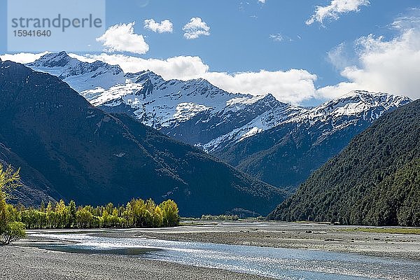 Matukituki Fluss  schneebedeckte Berge  Mount Aspiring National Park  Otago  Südinsel  Neuseeland  Ozeanien