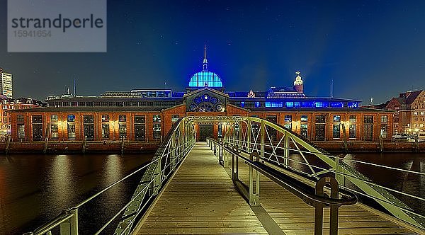 Brücke über die Elbe  Veranstaltungszentrum  ehemalige Fischauktionshalle  beleuchtet  Nachtaufnahme  Altona  Hamburg  Deutschland  Europa