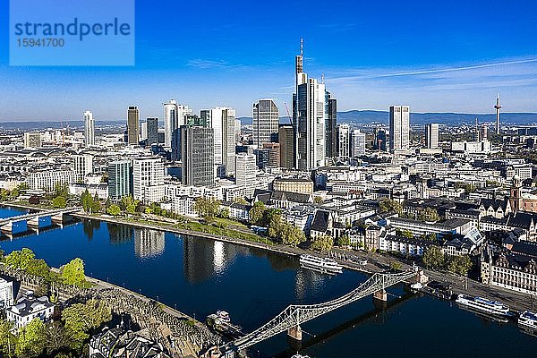 Luftbild  Frankfurt  Skyline  mit Wolkenkratzern  Frankfurt am Main  Hessen  Deutschland  Europa