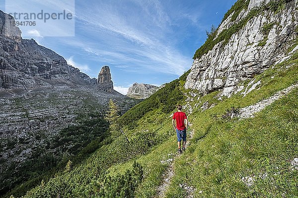 Junger Wanderer auf dem Wanderweg Sentiero Carlo Minazio  hinten Bergspitze des Torre dei Sabbioni  Sorapiss Umrundung  Dolomiten  Belluno  Italien  Europa