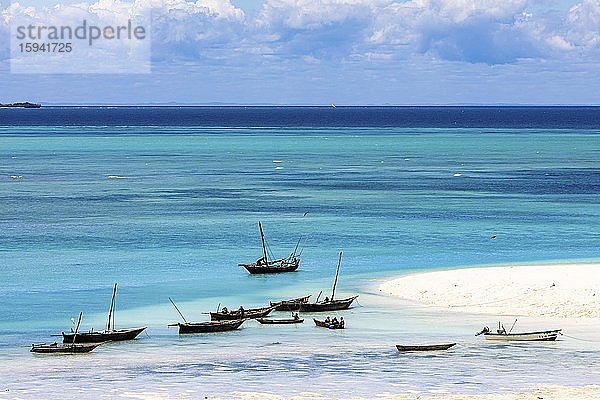 Fischerboote im türkisgrünen Wasser am Strand von Kendwa  Sansibar  Tansania  Afrika