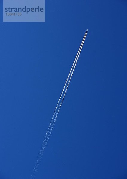 Luftfahrt  Passagierflugzeug mit Kondensstreifen  Österreich  Europa