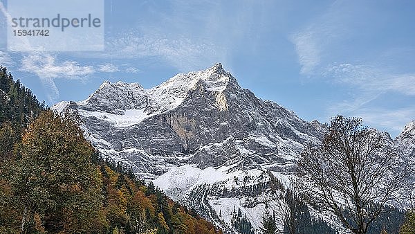 Schneebedeckte Spitzkarspitze  Blick von der Eng-Alm  Karwendel  Tirol  Österreich  Europa