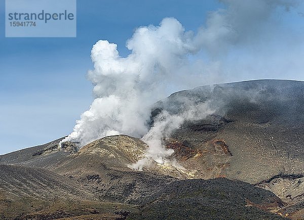 Rauchender Mount Tongariro nahe des Ngauruhoe  Tongariro National Park  Owhango  Manawatu-Wanganui  Neuseeland  Ozeanien