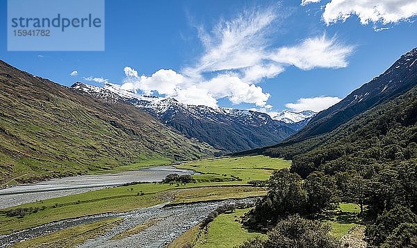 Matukituki Fluss  schneebedeckte Berge  Matukituki Tal  Mount Aspiring National Park  Otago  Südinsel  Neuseeland  Ozeanien