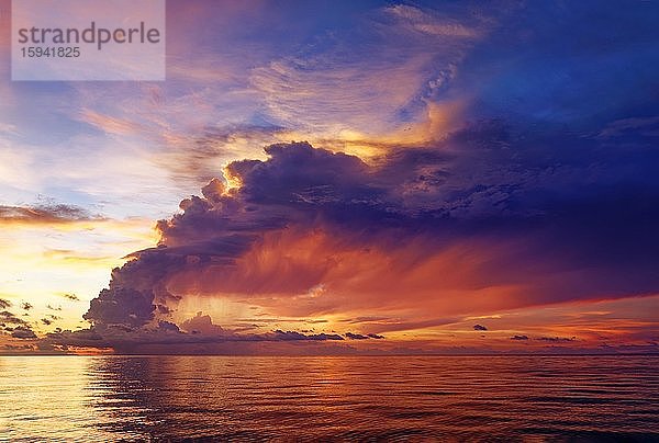 Große Gewitterwolke nach Sonnenuntergang  dramatischer Abendhimmel  Symbol Ruhe vor dem Sturm  Pazifik  Sulusee  Tubbataha Reef National Marine Park  Provinz Palawan  Philippinen  Asien