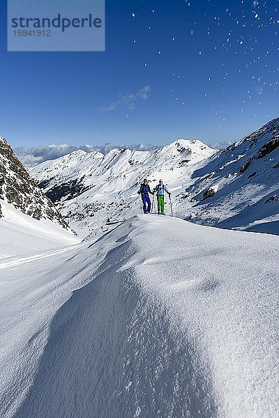 Zwei Skitourengeher auf der Skitour zur Geierspitze  Wattentaler Lizum  Tuxer Alpen  Tirol  Österreich  Europa