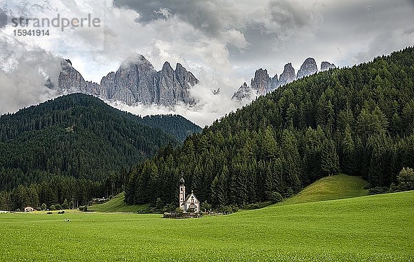 Kirche St. Johann in Ranui  San Giovanni  Johanneskapelle  Geislergruppe  Villnößtal  St. Magdalena  Bozen  Südtirol  Italien  Europa