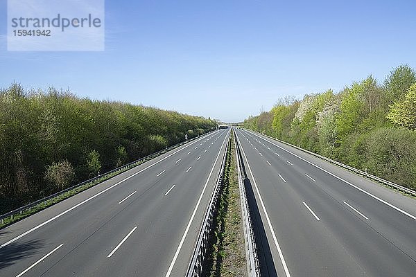 Leere Autobahn A2 bei Kamen  Ruhrgebiet  Nordrhein-Westfalen  Deutschland  Europa