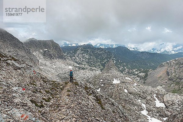 Bergsteiger auf markierter Route von Simonyhütte zur Adamekhütte  felsiges alpines Gelände  Berglandschaft  Salzkammergut  Oberösterreich  Österreich  Europa