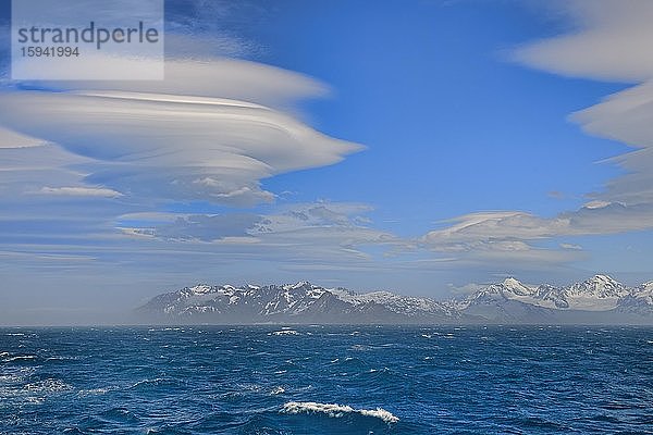 Bucht King Edward Cove  Landschaft  Wolkenhimmel  Grytviken  Südgeorgien  Südgeorgien und die Sandwichinseln  Antarktis  Antarktika