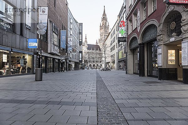 Blick Richtung Marienplatz zu Coronazeiten  geschlossene Geschäfte  München  Oberbayern  Deutschland  Europa