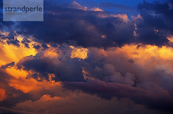 Dramatische Wolkenstimmung  Roter Himmel mit Wolken  Mondsee  Salzkammergut  Oberösterreich  Österreich  Europa