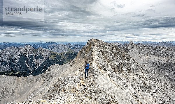 Bergsteiger am Grat der Ödkarspitzen  Blick auf Gipfel Birkkarspitze  Hinterautal-Vomper-Kette  Karwendel  Tirol  Österreich  Europa