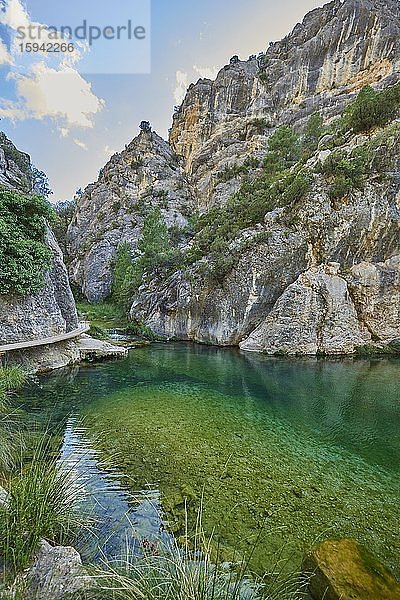 Der Fluss Matarranya bei El Parrizal Beceite in einem Tal im Sommer  Katalonien  Spanien  Europa