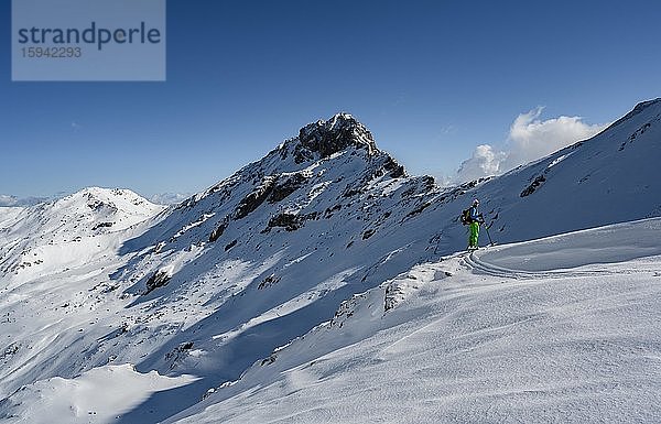 Skitourengeher auf der Skitour zur Geierspitze  hinten Kalkwand  Wattentaler Lizum  Tuxer Alpen  Tirol  Österreich  Europa