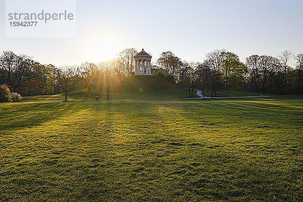 Sonnenaufgang am Monopteros  menschenleere Wiese  Ausgangssperre  Englischer Garten  München  Oberbayern  Bayern  Deutschland  Europa