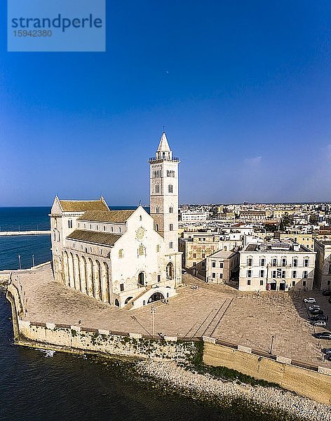 Luftaufnahme  Kathedrale San Nicola Pellegrino  Meereskathedrale von Trani  Apulien  Süditalien  Italien  Europa