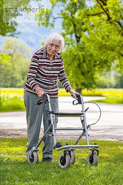 Seniorin mit Rollator geht spazieren  Österreich  Europa