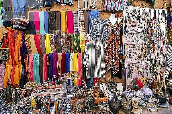 Souvenirladen mit Teppichen  traditioneller Kleidung und anderen Dingen in der Lehmstadt Ait Ben Haddou  Marokko  Afrika