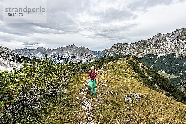 Wanderin  Bergsteigerin an der Nördlichen Ödkarscharte  Aufstieg zu den Ödkarspitzen über den Brendelsteig  Hinterautal-Vomper-Kette  Karwendel  Tirol  Österreich  Europa