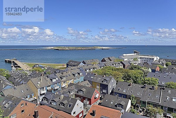 Ausblick vom Oberland über das Unterland zur Insel Düne  Helgoland  Nordsee  Schleswig-Holstein  Deutschland  Europa