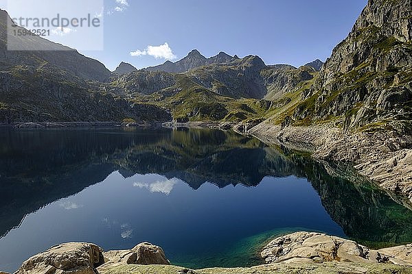 Bergsee  Lac d?Artouste  Vallee d'Ossau  Vallee du Soussoueou  Haut Ossau  Laruns  Pyrenäen  Département Pyrénées-Atlantiques  Aquitanien  Frankreich  Europa