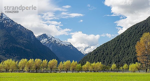 Matukituki River Valley  schneebedeckte Berge  Mount Aspiring National Park  Otago  Südinsel  Neuseeland  Ozeanien