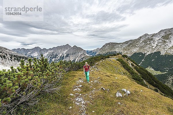 Wanderin  Bergsteigerin an der Nördlichen Ödkarscharte  Aufstieg zu den Ödkarspitzen über den Brendelsteig  Hinterautal-Vomper-Kette  Karwendel  Tirol  Österreich  Europa