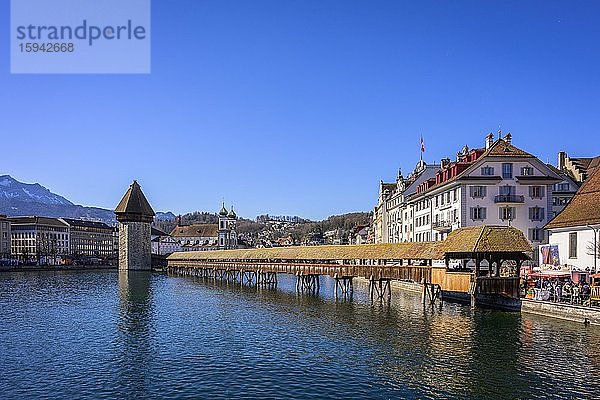 Blick über den Fluss Reuss zur Kapellbrücke  Wasserturm und Jesuitenkirche  Altstadt  Luzern  Schweiz  Europa