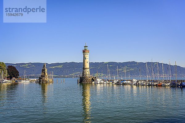 Neuer Lindauer Leuchtturm und bayerischer Löwe an der Hafeneinfahrt  Hafen  Insel Lindau  Lindau am Bodensee  Bodenseeregion  Schwaben  Deutschland  Europa