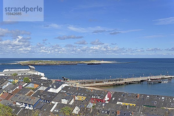 Ausblick vom Oberland über das Unterland zur Insel Düne  Helgoland  Nordsee  Schleswig-Holstein  Deutschland  Europa