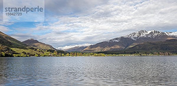 Schneebedeckte Berge am Lake Wanaka  Glendhu Bay  Otago  Südinsel  Neuseeland  Ozeanien