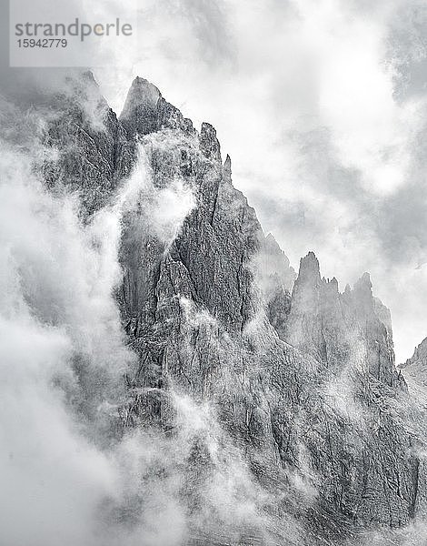 Wolkenverhangene Felsspitzen  Berggipfel der Geislergruppe  Villnösstal  Dolomiten  Südtirol  Italien  Europa