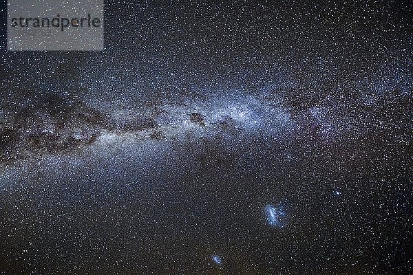 Milchstraße mit den beiden Magellanschen Wolken am neuseeländischen Sternenhimmel  West Coast  Neuseeland  Ozeanien
