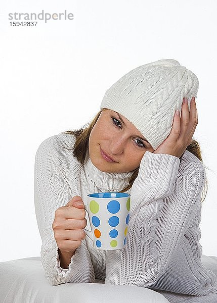 Junge Frau mit Erkältung hält eine Teetasse in der Hand  20 Jahre  Österreich  Europa