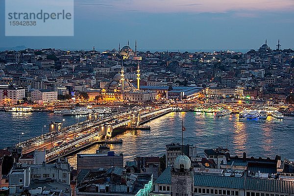 Die Galatabrücke bei Nacht  Istanbul  Türkei  Asien