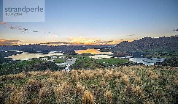 Sonnenuntergang  Blick auf Wanaka See und Berge  Rocky Peak  Glendhu Bay  Otago  Südinsel  Neuseeland  Ozeanien