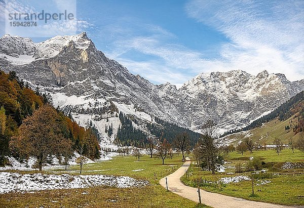 Ahornboden im Herbst mit schneebedeckten Berggipfeln  Spitzkarspitze  Plattenspitze und Grubenkarspitze  Eng  Karwendel  Tirol  Österreich  Europa
