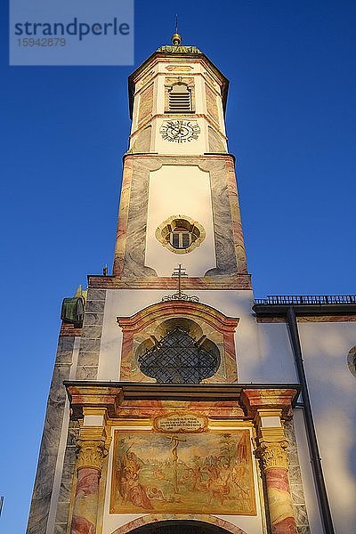 Kirchturm der Hl.-Kreuz-Kirche  Kalvarienberg  Bad Tölz  Isarwinkel  Alpenvorland  Oberbayern  Bayern  Deutschland  Europa