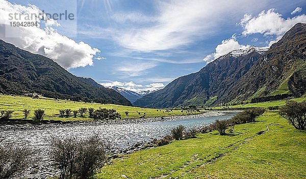 Matukituki Fluss  schneebedeckte Berge  Matukituki Tal  Mount Aspiring National Park  Otago  Südinsel  Neuseeland  Ozeanien