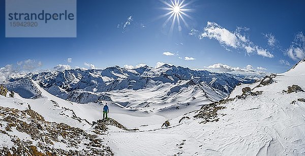 Mann  Skitourengeher blickt über schneebedeckte Bergketten  Skitour  Bergpanorama  Blick vom Geierjoch auf Olperer und Zillertaler Alpen  Wattentaler Lizum  Tuxer Alpen  Tirol  Österreich  Europa
